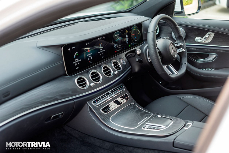 Bên trong, nội thất được tinh chỉnh theo hướng sang trọng, tiện nghi và thể thao, với gói nội thất AMG. Vô lăng bọc da 3 chấu D-cut, tích hợp nút chức năng và cảm ứng. Ghế thể thao được bọc da Artico, xe còn được trang bị hệ thống đèn trang trí nội thất 64 màu, với chức năng thay đổi màu tự động. Dàn âm thanh vòm 13 loa của Burmester.