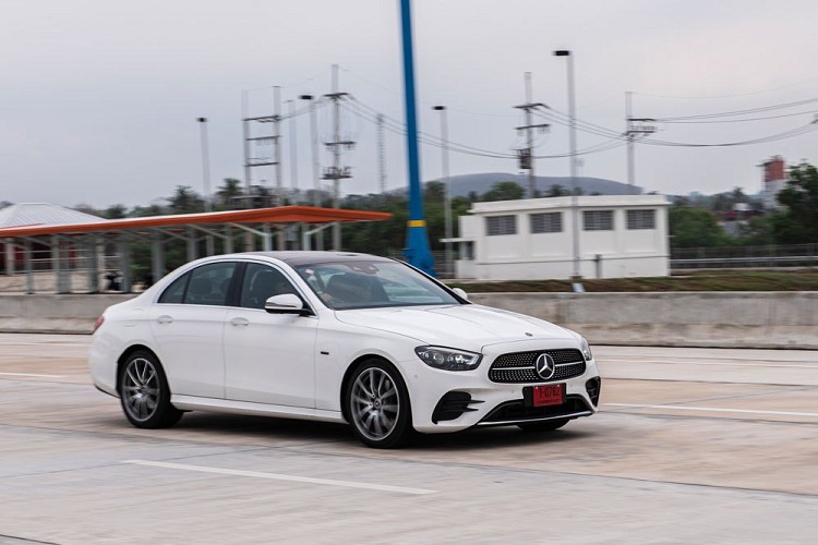 Tại tại trường Việt Nam, Mercedes-Benz E-Class 2021 đã hoàn tất thủ tục đăng kiểm và sẽ được trình làng trong tháng 3/2021 này, với 2 phiên bản là E 200 Exclusive và E 300 AMG, giá bán sẽ được công bố vào thời điểm xe ra mắt. Đây là đối thủ của BMW 5-Series, Audi A6 hay Lexus ES ở nhóm sedan hạng sang cỡ trung