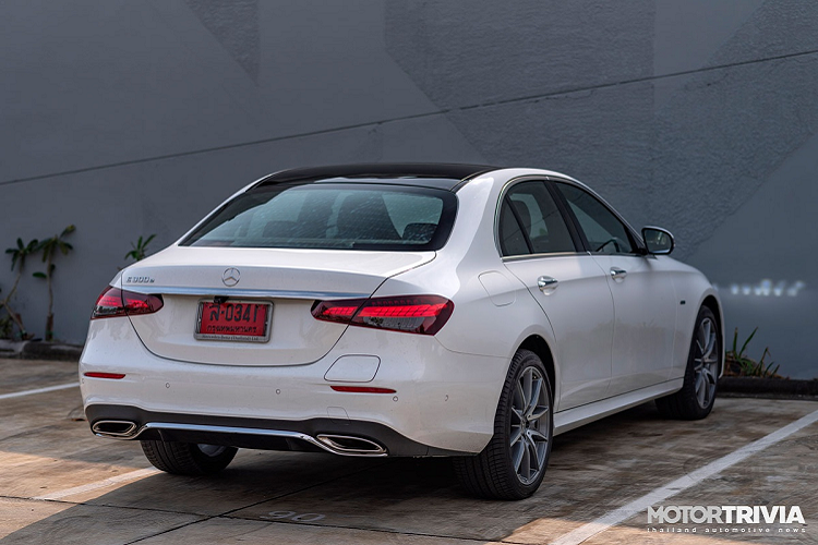 E-Class là dòng xe sang phổ biến kể từ khi được ra mắt vào năm 1946. Đến nay đã có hơn 14 triệu xe được bán ra toàn cầu. Riêng thế hệ W213 2016 đã có doanh số hơn 1,2 triệu xe. Trên Mercedes-Benz E-Class 2021 mới, xe được thiết kế tinh giản. Phiên bản AMG sở hữu bộ bodykit AMG thể thao, lấy cảm hứng từ các dòng AMG Performance.