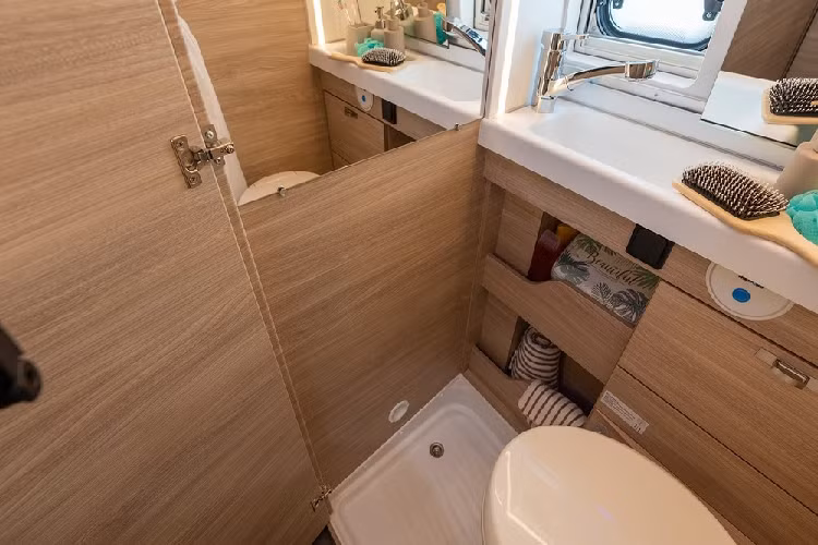 Về ngoại thất, nó cơ bản là một chiếc xe van và không có gì thực sự đáng nói. Điểm đáng lưu ý duy nhất là cabin lớn được lắp thêm ở phía trên. Quan trọng hơn, căn phòng phụ này tạo ra một không gian hoàn hảo cho một bộ giường ngủ nữa, và Knaus biết rõ điều đó.