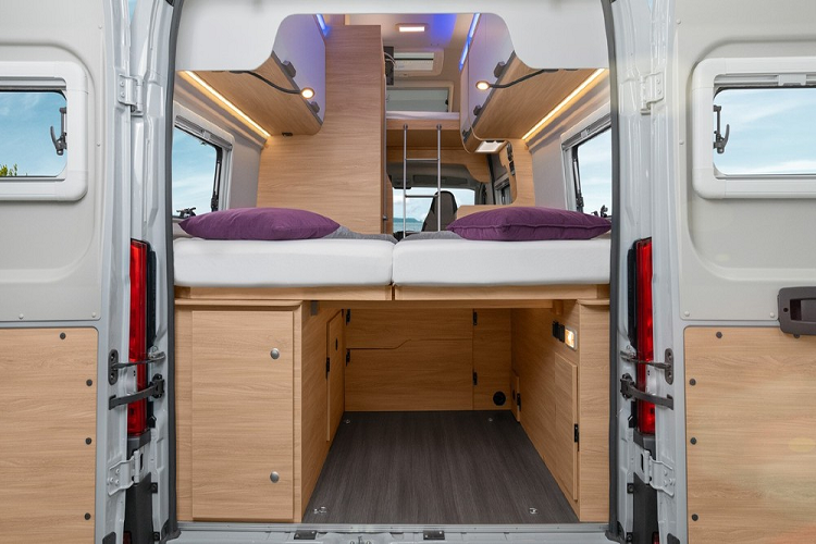 Thứ nhất, mẫu xe cắm trại này có hai sơ đồ không gian nội thất để lựa chọn, mỗi sơ đồ có chiều dài 599 cm, chiều rộng bên trong 187 cm, và khoảng không bên trong cao tới 238 cm. Sự khác biệt giữa hai sơ đồ là số lượng cửa sổ được lắp đặt, cách giường được sắp xếp bên trong, và kích thước giường. Tuy nhiên, dù bạn chọn cách bố trí nào, không nội thất của Boxstar XL luôn đủ cho 5 người lớn.