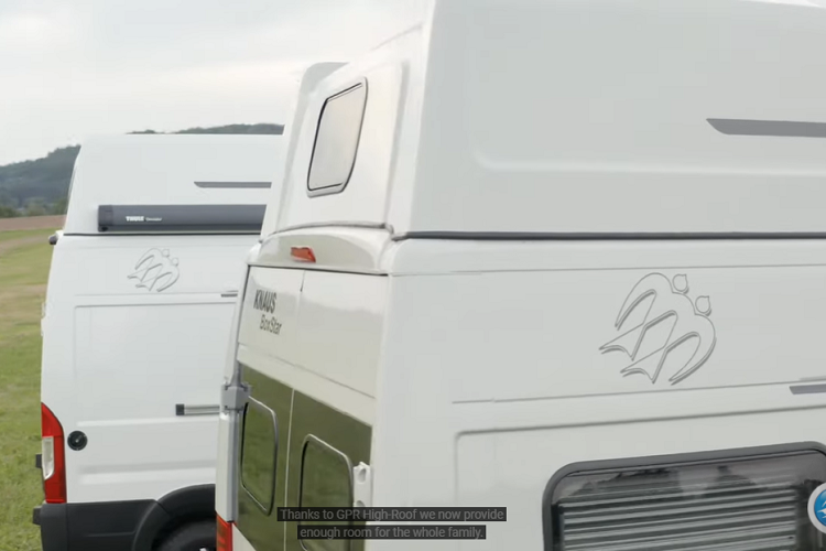 Phòng tắm được trang bị toilet khép kín, buồng tắm vòi sen với bệ rửa tay và gương trượt, và tất nhiên cả hệ thống bình nóng lạnh đáp ứng mọi thời tiết. Căn phòng này cũng có một số chỗ cất giữ đồ đạc, và nhiều thiết bị điện tử tiện nghi khác.