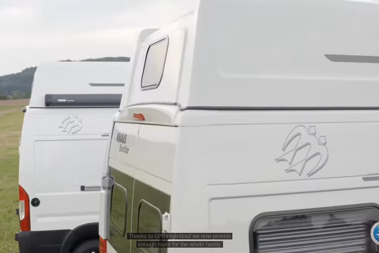 Phòng tắm được trang bị toilet khép kín, buồng tắm vòi sen với bệ rửa tay và gương trượt, và tất nhiên cả hệ thống bình nóng lạnh đáp ứng mọi thời tiết. Căn phòng này cũng có một số chỗ cất giữ đồ đạc, và nhiều thiết bị điện tử tiện nghi khác.