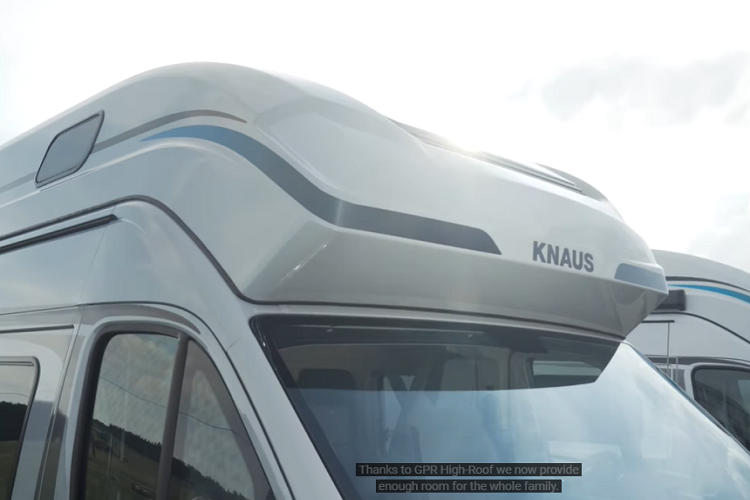 Để hoàn thiện vai trò của một chiếc xe cắm trại, Boxstar XL đương nhiên có tích hợp một không gian bếp tiện ích. Ở đây chúng ta có thể tìm thấy một bếp 2 lò đốt với bề mặt bằng kính và một bồn rửa đơn kèm vòi nước. Tùy thuộc vào sơ đồ nội thất bạn chọn, bạn sẽ nhận được một tủ lạnh 70 lít hoặc một tủ lạnh 90 lít, thừa đủ chứa đồ ăn cho một bữa cơm gia đình. Phòng tắm cũng được trang bị mọi thứ bạn cần để có một chuyến đi sạch sẽ.