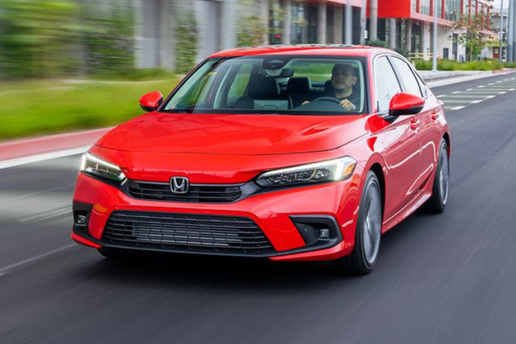 Trong khi đó, động cơ xăng 4 xi-lanh, hút khí tự nhiên, dung tích 1.8L cũ sẽ không còn được dùng cho Honda Civic 2022 tại thị trường Thái Lan nữa. Trong tương lai, mẫu sedan cỡ C này tại xứ sở Chùa vàng dự kiến sẽ được bổ sung phiên bản hybrid dùng hệ truyền động e:HEV với 2 mô-tơ điện.