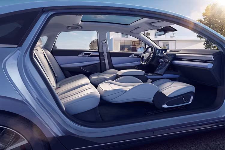 Nội thất xe mang thiết kế theo kiểu tối giản, phổ biến trên những mẫu xe điện thế hệ mới. Da NAPPA và các chất liệu mềm mại giúp tạo nên cảm giác thoải mái cho cabin.