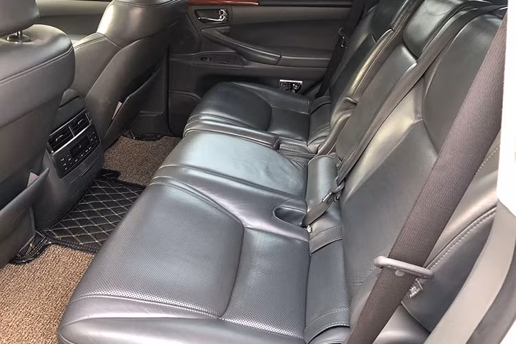 Hàng ghế thứ 2 có khả năng chỉnh điện trượt lên xuống linh động. Vị trí giữa ở hàng ghế thứ 2 có thể gập xuống tạo thành bệ tỳ tay, tích hợp một số chức năng như khay để đồ, chỗ đựng ly nước. Ở đằng sau, hàng ghế thứ 3 rộng rãi cung cấp chỗ ngồi thoải mái cho cả 2 người lớn. Khi không sử dụng, hàng ghế thứ 3 gập xuống và treo lên để dung tích khoang hành lý