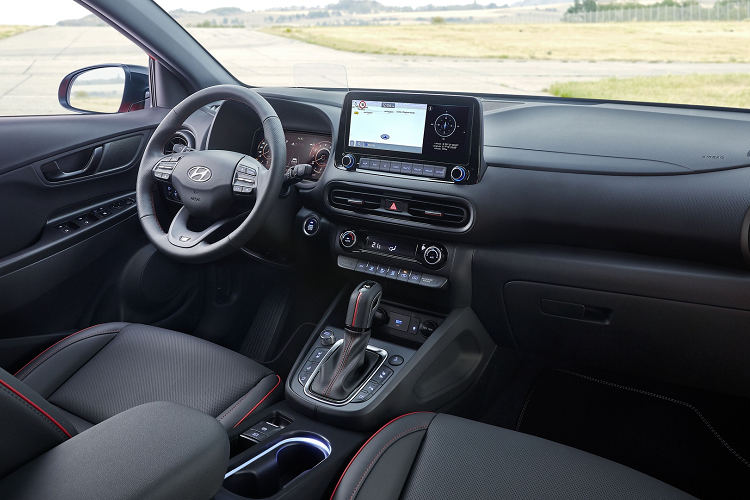 Không như mẫu N Line được ra mắt thế giới hồi tháng 4, Kona N Line tại Malaysia chỉ là bản nâng cấp ngoại hình, chính vì thế không có sự thay đổi dưới nắp capo. Xe vẫn được trang bị động cơ xăng Smartstream G1.6 T-GDi tăng áp, cùng hệ thống van biến thiên liên tục (CVVD).