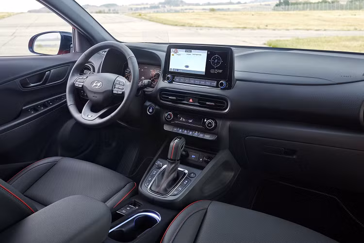 Không như mẫu N Line được ra mắt thế giới hồi tháng 4, Kona N Line tại Malaysia chỉ là bản nâng cấp ngoại hình, chính vì thế không có sự thay đổi dưới nắp capo. Xe vẫn được trang bị động cơ xăng Smartstream G1.6 T-GDi tăng áp, cùng hệ thống van biến thiên liên tục (CVVD).