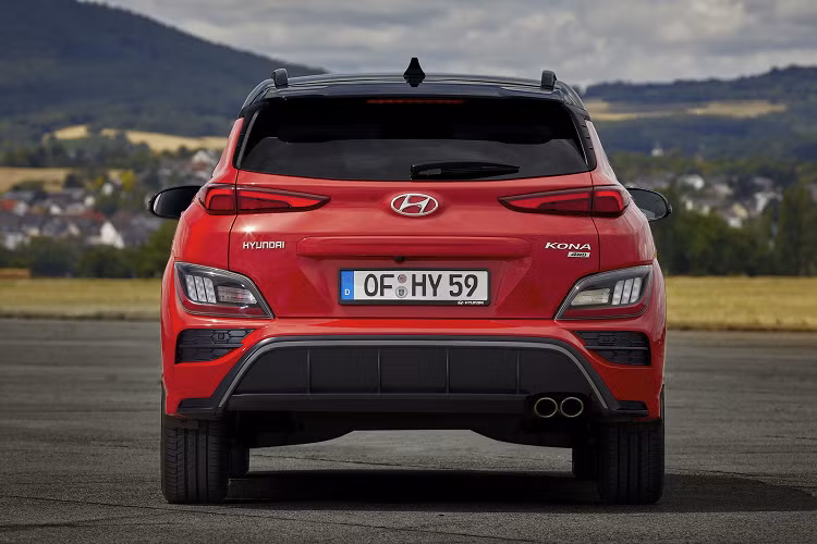 Hyundai Kona N Line có phần hông sắc nét hơn, cản sau được thiết kế mới và có thêm bộ khuếch tán, hệ thống ống xả kép. Các viền cửa sổ và phân mui sơn đen tạo sự tương phản với thân xe, đồng thời giúp xe trông thể thao và năng động hơn. Bộ mâm 18 inch 2 tone màu có thiết kế kiểu tua-bin.