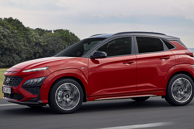 Tại Malaysia, giá xe Hyundai Kona N Line chưa được công bố nhưng sẽ cao hơn các phiên bản khác, bao gồm cả bản 1.6 Turbo, vốn có giá 151.888 RM (36.679 USD). Tại Việt Nam, Hyundai Kona đang bán thuộc bản tiền nâng cấp ra mắt từ 2018 và cũng có 3 phiên bản là 2.0 AT, 2.0 AT đặc biệt và 1.6 Turbo, giá bán 615-725 triệu đồng.
