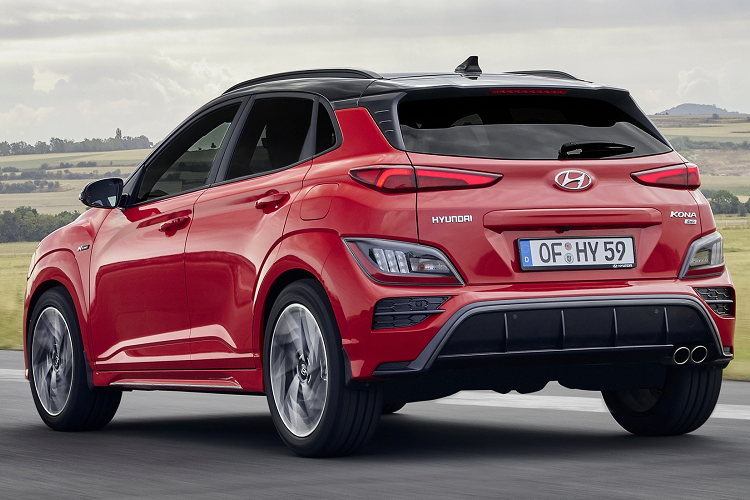 Động cơ này có công suất 195 mã lực tại 6.000 vòng/phút và mô-men xoắn cực đại 265 Nm từ 1.800 đến 4.500 vòng/phút. Hộp số ly hợp kép 7 cấp là tùy chọn duy nhất trên động cơ này. Hyundai Kona N Line có công suất lớn hơn 20 mã lực so với động cơ 2.0L trên Kona tiêu chuẩn. Khả năng tăng tốc 0-100 km/h của mẫu SUV hạng B này là 7,7 giây.