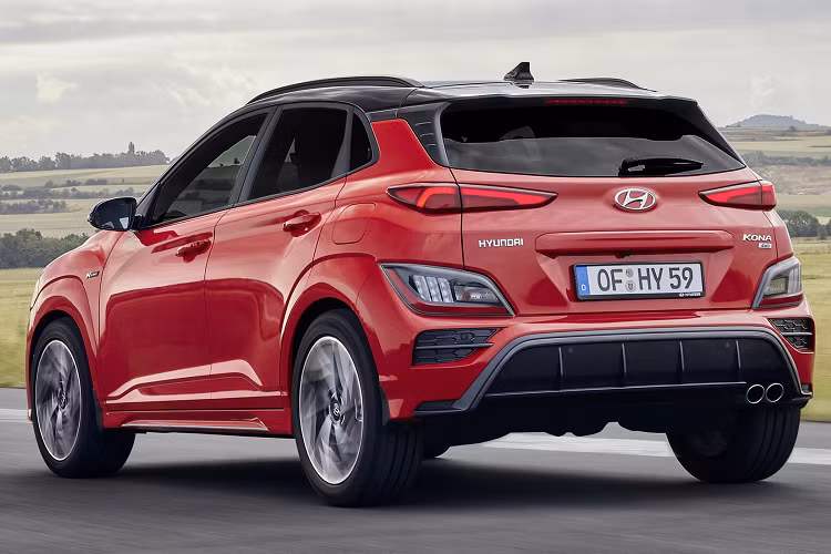 Động cơ này có công suất 195 mã lực tại 6.000 vòng/phút và mô-men xoắn cực đại 265 Nm từ 1.800 đến 4.500 vòng/phút. Hộp số ly hợp kép 7 cấp là tùy chọn duy nhất trên động cơ này. Hyundai Kona N Line có công suất lớn hơn 20 mã lực so với động cơ 2.0L trên Kona tiêu chuẩn. Khả năng tăng tốc 0-100 km/h của mẫu SUV hạng B này là 7,7 giây.