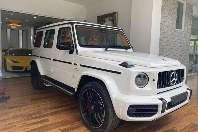 Những hình ảnh chụp lại cho thấy, chiếc SUV hạng sang Mercedes-AMG G63 mới về đội Cần Thơ có màu trắng cùng các chi tiết được sơn đen tương phản. Xe sở hữu bộ mâm tùy chọn đa chấu kép sơn đen mờ đi kèm kẹp phanh màu đỏ nổi bật có giá tại nước ngoài 103 triệu đồng. Bên trong khoang lái chiếc xe SUV hạng sang Mercedes-AMG G63 này có nội thất được cho tông màu cam rất nổi bật nhưng chưa rõ đây là sản phẩm độ tại dải đất hình chữ S hay từ thị trường nước ngoài.
