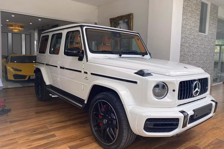 Những hình ảnh chụp lại cho thấy, chiếc SUV hạng sang Mercedes-AMG G63 mới về đội Cần Thơ có màu trắng cùng các chi tiết được sơn đen tương phản. Xe sở hữu bộ mâm tùy chọn đa chấu kép sơn đen mờ đi kèm kẹp phanh màu đỏ nổi bật có giá tại nước ngoài 103 triệu đồng. Bên trong khoang lái chiếc xe SUV hạng sang Mercedes-AMG G63 này có nội thất được cho tông màu cam rất nổi bật nhưng chưa rõ đây là sản phẩm độ tại dải đất hình chữ S hay từ thị trường nước ngoài.
