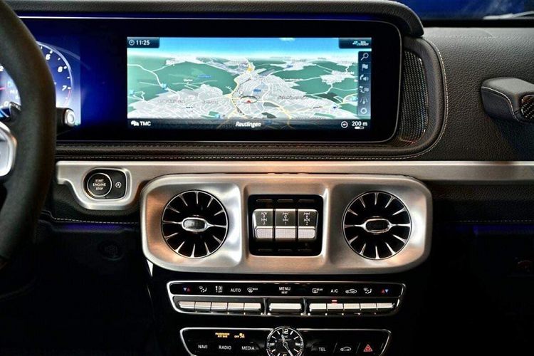 Chiếc xe Mercedes-AMG G63 mới được một đại gia Cần Thơ mua về thuộc thế hệ W463 thứ 2 nên sở hữu những thay đổi diện mạo ở thiết kế với điểm nhấn là đèn pha LED cá tính, lưới tản nhiệt nan dọc và đèn hậu mới, ngoài ra, sức mạnh của xe đến từ khối động cơ xăng V8, tăng áp kép, dung tích 4.0 lít, sản sinh công suất tối đa 577 mã lực tại vòng tua máy 6.000 vòng/phút và mô-men xoắn cực đại 850 Nm tại dải tua máy 2.500 - 3.500 vòng/phút.