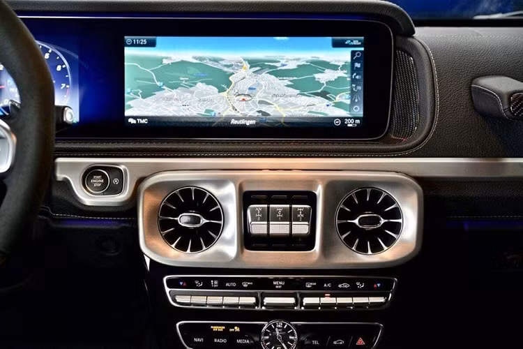 Chiếc xe Mercedes-AMG G63 mới được một đại gia Cần Thơ mua về thuộc thế hệ W463 thứ 2 nên sở hữu những thay đổi diện mạo ở thiết kế với điểm nhấn là đèn pha LED cá tính, lưới tản nhiệt nan dọc và đèn hậu mới, ngoài ra, sức mạnh của xe đến từ khối động cơ xăng V8, tăng áp kép, dung tích 4.0 lít, sản sinh công suất tối đa 577 mã lực tại vòng tua máy 6.000 vòng/phút và mô-men xoắn cực đại 850 Nm tại dải tua máy 2.500 - 3.500 vòng/phút.