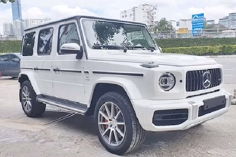 Nội công này được truyền tới cả 4 bánh thông qua hộp số tự động AMG Speedshift Plus 9 cấp, nhờ đó, dòng xe được mệnh danh là "chuyên cơ mặt đất" Mercedes-AMG G63 của đại gia Cần Thơ có thể tăng tốc từ vị trí xuất phát lên 100 km/h trong 4,5 giây trước khi đạt vận tốc tối đa 220 km/h.