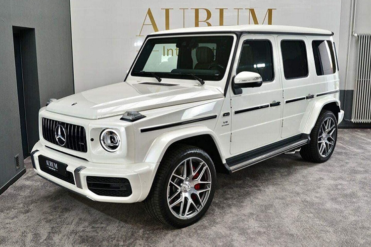 Trước đó, đã có ít nhất một chiếc xe Mercedes-AMG G63 màu trắng mang khoang lái cam Hermes nhưng khác với xe này không có bộ chống va đập trước đầu xe, nóc xe sơn màu trắng thay vì đen. Mercedes-AMG G63 đang cho thấy độ hot của mình khi nhu cầu thực tế của khách hàng tăng cao so với nguồn cung ứng từ các công ty nhập khẩu tư nhân và cả chính hãng. Ngay cả giới showbiz Việt cũng chọn mua xe Mercedes-AMG G63 như Sơn Tùng M-TP, Hiền Hồ hay Tuấn Hưng.