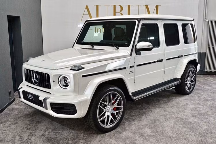 Trước đó, đã có ít nhất một chiếc xe Mercedes-AMG G63 màu trắng mang khoang lái cam Hermes nhưng khác với xe này không có bộ chống va đập trước đầu xe, nóc xe sơn màu trắng thay vì đen. Mercedes-AMG G63 đang cho thấy độ hot của mình khi nhu cầu thực tế của khách hàng tăng cao so với nguồn cung ứng từ các công ty nhập khẩu tư nhân và cả chính hãng. Ngay cả giới showbiz Việt cũng chọn mua xe Mercedes-AMG G63 như Sơn Tùng M-TP, Hiền Hồ hay Tuấn Hưng.