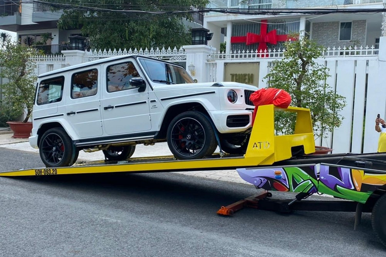 Mới đây, thông tin về việc một người yêu xe ở Cần Thơ mua sắm chiếc xe SUV hạng sang Mercedes-AMG G63 màu trắng cùng nội thất được cho là có màu cam Hermes đã thu hút không ít sự quan tâm của cộng đồng mạng. Lý do là trong garage xe của người này có siêu xe Lamborghini Huracan LP580-2 chỉ đúng 2 chiếc xuất hiện tại dải đất hình chữ S này.