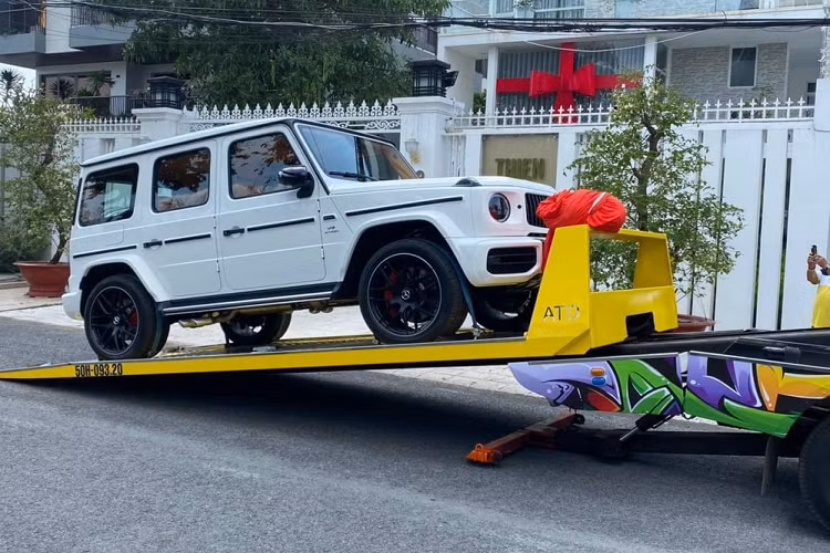 Mới đây, thông tin về việc một người yêu xe ở Cần Thơ mua sắm chiếc xe SUV hạng sang Mercedes-AMG G63 màu trắng cùng nội thất được cho là có màu cam Hermes đã thu hút không ít sự quan tâm của cộng đồng mạng. Lý do là trong garage xe của người này có siêu xe Lamborghini Huracan LP580-2 chỉ đúng 2 chiếc xuất hiện tại dải đất hình chữ S này.