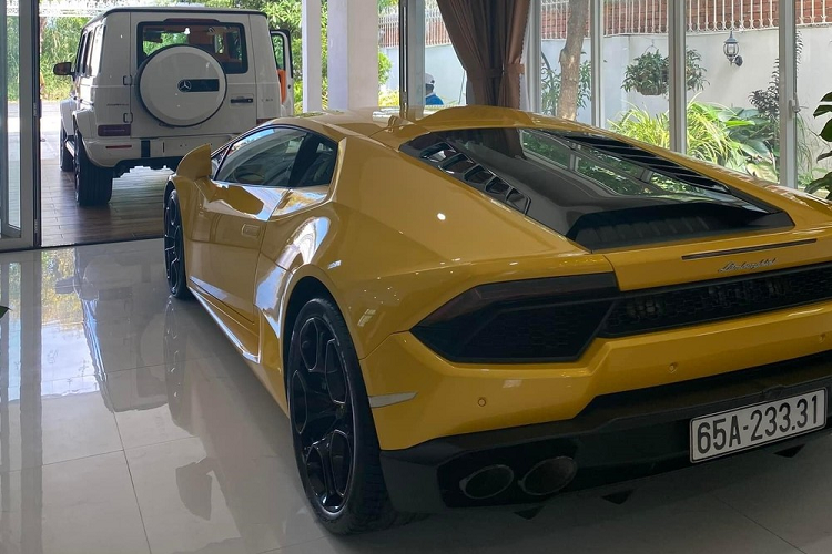 Giới mê xe đùa rằng, trong nhà đã sở hữu nàng "hoa hậu" Lamborghini Huracan LP580-2 màu vàng có một không hai tại Việt Nam nên cần phải có thêm vệ sĩ đó chính là “ông vua địa hình” Mercedes-AMG G63 thế hệ mới. Đây là cặp bài trùng không thê thiếu trong garage những tay chơi xe đình đám Việt Nam như ông Đặng Lê Nguyên Vũ, Minh Nhựa hay Cường Đô la.