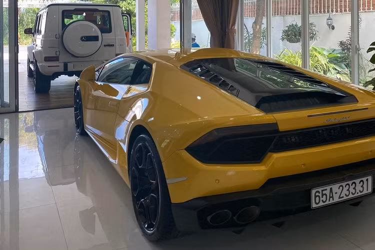 Giới mê xe đùa rằng, trong nhà đã sở hữu nàng "hoa hậu" Lamborghini Huracan LP580-2 màu vàng có một không hai tại Việt Nam nên cần phải có thêm vệ sĩ đó chính là “ông vua địa hình” Mercedes-AMG G63 thế hệ mới. Đây là cặp bài trùng không thê thiếu trong garage những tay chơi xe đình đám Việt Nam như ông Đặng Lê Nguyên Vũ, Minh Nhựa hay Cường Đô la.