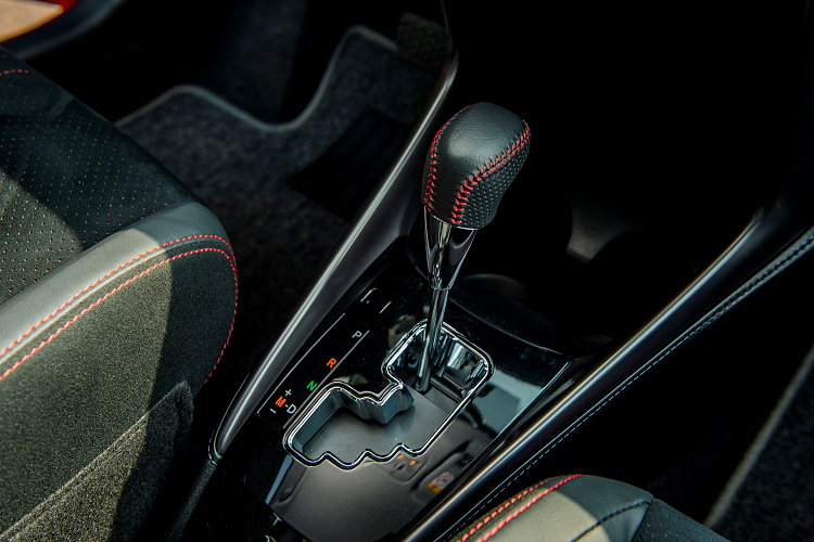 Nội thất xe gần như không thay đổi so với bản cũ. Chi tiết mới là màn hình cảm ứng, vẫn hỗ trợ kết nối Apple CarPlay. Bản GR-S có nội thất màu đen thể thao, trong khi bản G và E CVT có màu be. Ghế trước bản GR-S cũng là loại khác, hướng tới phong cách thể thao. Cần số và nút đề nổ trên bản cao cấp nhất này được gắn thêm logo GR-S để phân biệt với các bản còn lại.