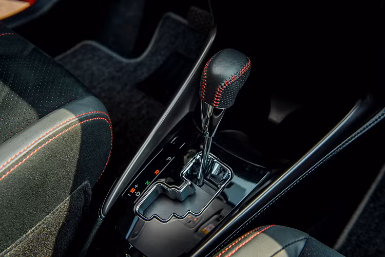 Nội thất xe gần như không thay đổi so với bản cũ. Chi tiết mới là màn hình cảm ứng, vẫn hỗ trợ kết nối Apple CarPlay. Bản GR-S có nội thất màu đen thể thao, trong khi bản G và E CVT có màu be. Ghế trước bản GR-S cũng là loại khác, hướng tới phong cách thể thao. Cần số và nút đề nổ trên bản cao cấp nhất này được gắn thêm logo GR-S để phân biệt với các bản còn lại.