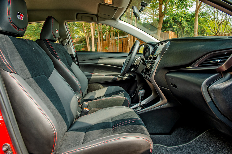 Đáng chú ý, trong lần nâng cấp này, mẫu xe sedan Toyota Vios 2021 có thêm phiên bản thể thao với thiết kế khác so với các bản còn lại. Bản này có tên là GR-S, mang ngoại hình thể thao hơn với lưới tản nhiệt góc cạnh, hốc đèn sương mù lớn, cánh gió phía sau và vành hợp kim 15 inch sơn đen bóng.