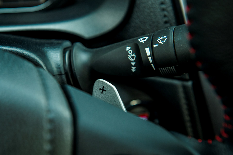 Trang bị an toàn trên xe vẫn giữ nguyên. Bản E CVT có thêm tính năng mã hoá động cơ. Bản G có thêm tự động khoá xe theo tốc độ. Mẫu xe này vẫn có 2 tuỳ chọn 3 túi khí hoặc 7 túi khí với bản E MT và E CVT.