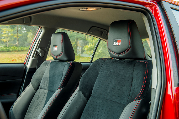 Trong khi đó, phần đuôi xe vẫn giống bản cũ. Đèn sương mù LED và đèn hậu LED nay trở thành trang bị tiêu chuẩn trên Vios, thay vì chỉ có trên bản cao cấp. Bộ vành vẫn có kích thước 15 inch nhưng mang thiết kế khác, dạng phay với 2 tông màu tương phản.