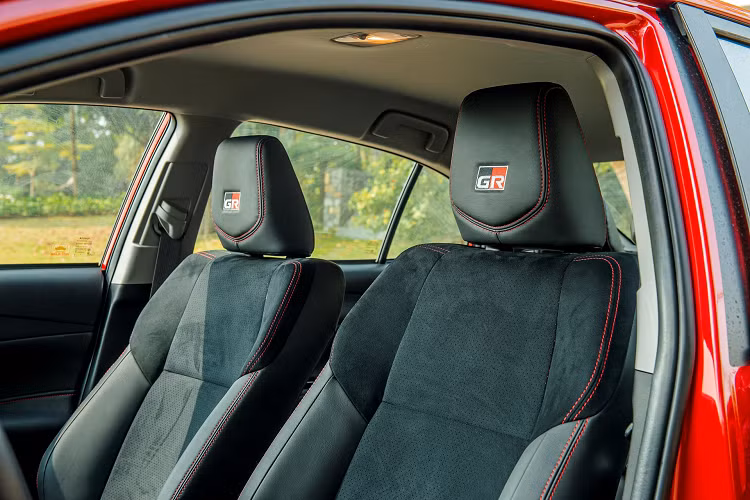 Trong khi đó, phần đuôi xe vẫn giống bản cũ. Đèn sương mù LED và đèn hậu LED nay trở thành trang bị tiêu chuẩn trên Vios, thay vì chỉ có trên bản cao cấp. Bộ vành vẫn có kích thước 15 inch nhưng mang thiết kế khác, dạng phay với 2 tông màu tương phản.