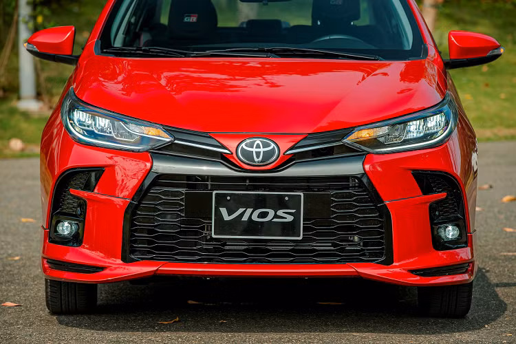 Động cơ Vios vẫn là loại mã 2NR-FE duy trì từ thế hệ trước đó, dung tích 1,5 lít, công suất 107 mã lực và mô-men xoắn 140 Nm, kết hợp số sàn 5 cấp hoặc tự động vô cấp. Riêng bản GR-S có thêm chế độ lái tiết kiệm (Eco) và thể thao (Sport) giả lập 10 cấp số.