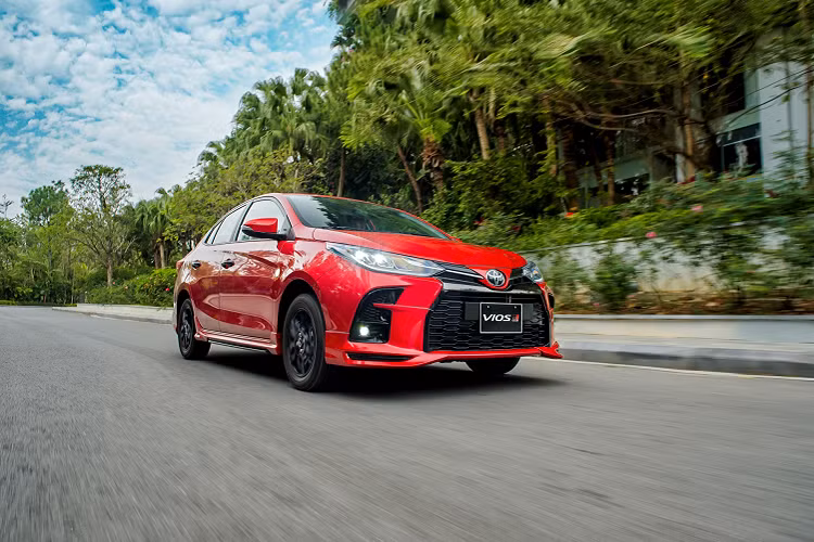 Các bản E MT 7 túi khí và E CVT 7 túi khí có giá cao hơn bản 3 túi khí lần lượt là 17 triệu và 19 triệu đồng, lên mức 495 triệu và 550 triệu đồng. Màu trắng ngọc trai có giá cao hơn 8 triệu so với các màu sơn khác.