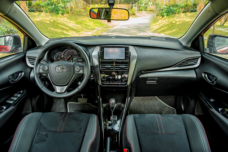 Là bản facelift nên Vios mới giữ nguyên kích thước và được trau chuốt thiết kế. Khung gầm xe cũng không đổi. Thiết kế Vios facelift có những thay đổi chủ yếu ở phần đầu xe. Cụm đèn chiếu sáng mới nâng cấp từ halogen lên LED với 3 bóng chiếu. Lưới tản nhiệt lớn dạng hình thang ngược, nối liền cả cụm với cặp đèn trước.