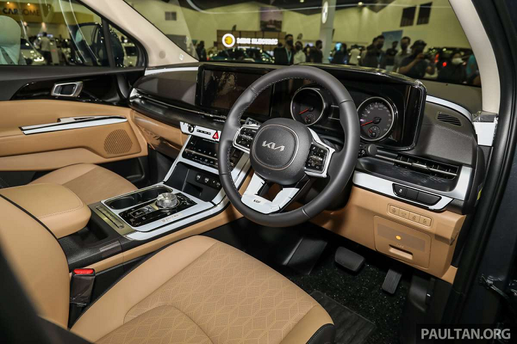 Nội thất Kia Carnival 2022 hoàn toàn mới có bố cục bảng điều khiển nằm ngang, màn hình đặt nổi bao gồm màn hình thông tin 12,3 inch tương thích Apple CarPlay và Android Auto, nối liền cụm đồng hồ lái analog với màn hình hiển thị đa thông tin TFT-LCD 4,2 inch.