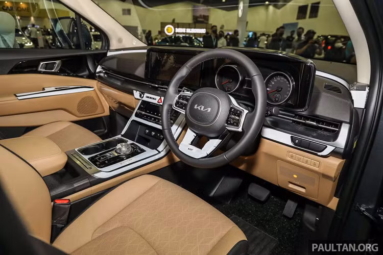 Nội thất Kia Carnival 2022 hoàn toàn mới có bố cục bảng điều khiển nằm ngang, màn hình đặt nổi bao gồm màn hình thông tin 12,3 inch tương thích Apple CarPlay và Android Auto, nối liền cụm đồng hồ lái analog với màn hình hiển thị đa thông tin TFT-LCD 4,2 inch.