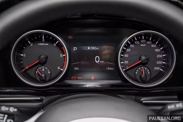 Các trang bị tiêu chuẩn bao gồm keyless entry, khởi động bằng nút bấm, lẫy chuyển số, ghế trước chỉnh điện 8 hướng, ghế bọc giả da Saddle Brown, bộ sạc không dây Qi, hệ thống âm thanh 6 loa, 7 cổng USB, điều hòa nhiệt độ hai vùng phía trước và một vùng phía sau cũng như cửa trượt và cửa hậu chỉnh điện một chạm.