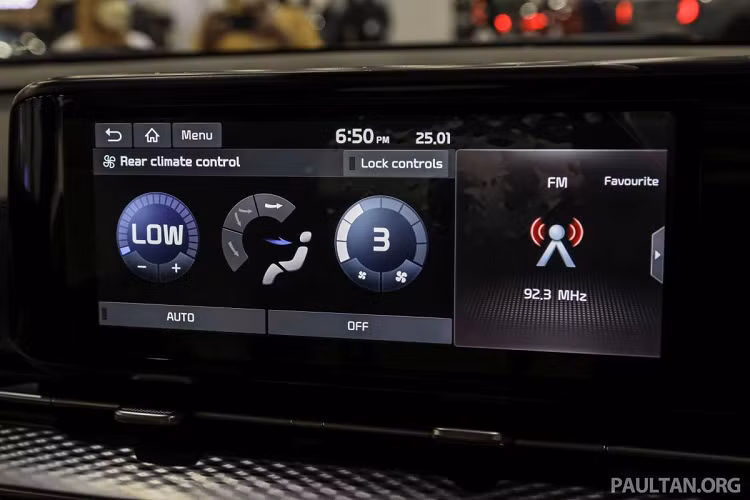 Về mặt an toàn, Carnival được trang bị 7 túi khí, phanh ABS/ EBD, cân bằng điện tử, kiểm soát lực kéo và hai neo ghế trẻ em ISOFIX hàng thứ hai (trên cả hai ghế ngoài cùng của hàng đó). Ngoài ra, cảm biến đỗ xe trước/sau và màn hình camera 360 độ.