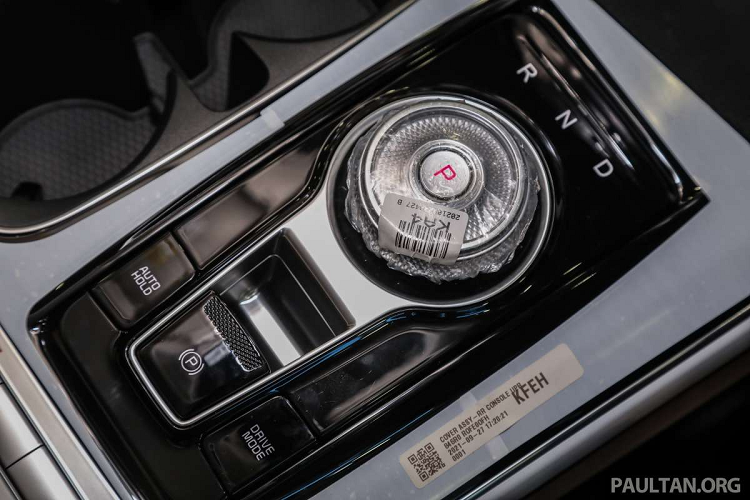 Khách hàng có tổng cộng 6 màu sắc để lựa chọn gồm: Snow White Pearl, Silky Silver, Aurora Black Pearl, Panthera Metal, Astra Blue và Flare Red.