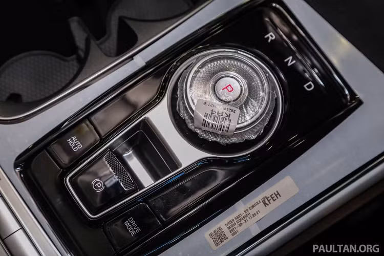 Khách hàng có tổng cộng 6 màu sắc để lựa chọn gồm: Snow White Pearl, Silky Silver, Aurora Black Pearl, Panthera Metal, Astra Blue và Flare Red.