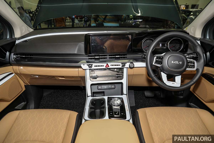 Carnival 2022 tiêu chuẩn được trang bị đèn pha LED kép projector và đèn LED chạy ban ngày, cũng như đèn sương mù LED. Đèn hậu cũng là dạng LED. Xe cũng đi kèm hệ thống đèn pha/ gạt mưa tự động và la-zăng hợp kim hai tông màu 18 inch, đi kèm lốp 235/60 cũng như logo mới nhất của KIA trên nắp ca-pô, cửa hậu, mâm xe và vô lăng.