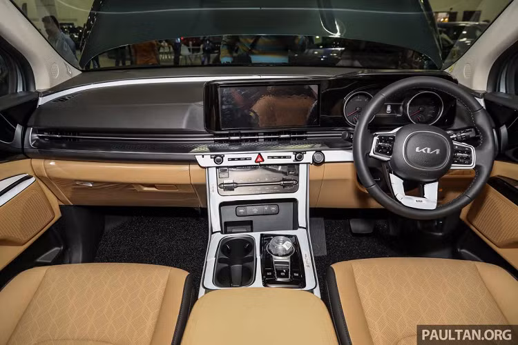 Carnival 2022 tiêu chuẩn được trang bị đèn pha LED kép projector và đèn LED chạy ban ngày, cũng như đèn sương mù LED. Đèn hậu cũng là dạng LED. Xe cũng đi kèm hệ thống đèn pha/ gạt mưa tự động và la-zăng hợp kim hai tông màu 18 inch, đi kèm lốp 235/60 cũng như logo mới nhất của KIA trên nắp ca-pô, cửa hậu, mâm xe và vô lăng.