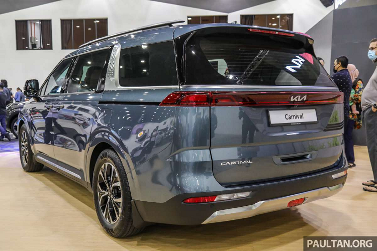 Kia Carnival 2022 mới ban đầu được lên kế hoạch để ra mắt dưới dạng xe lắp ráp CKD, tuy nhiên do ảnh hưởng dịch Covid-19 nên mẫu MPV sẽ được nhập khẩu nguyên chiếc từ Hàn Quốc trước khi bắt đầu lắp ráp trong nước từ tháng 5 năm sau. Vì thế giá bán hiện tại của Carnival 2022 vẫn còn bị người dùng Malaysia đánh giá là khá cao. Nhiều người mong chờ phiên bản CKD sẽ có giá rẻ hơn từ 175.000 RM.