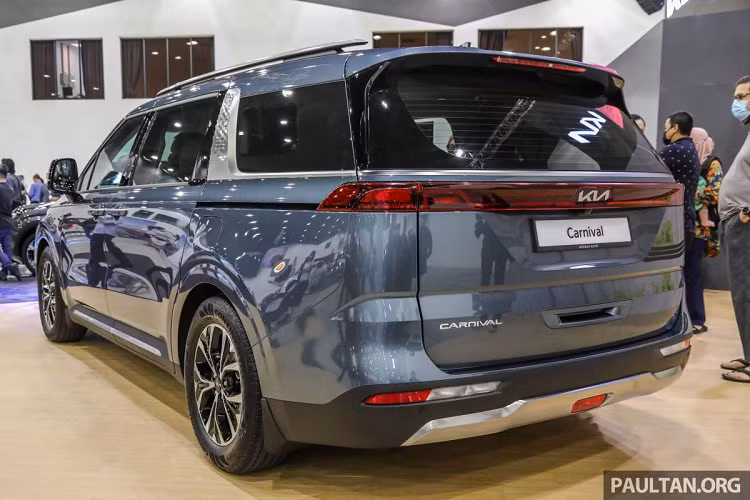 Kia Carnival 2022 mới ban đầu được lên kế hoạch để ra mắt dưới dạng xe lắp ráp CKD, tuy nhiên do ảnh hưởng dịch Covid-19 nên mẫu MPV sẽ được nhập khẩu nguyên chiếc từ Hàn Quốc trước khi bắt đầu lắp ráp trong nước từ tháng 5 năm sau. Vì thế giá bán hiện tại của Carnival 2022 vẫn còn bị người dùng Malaysia đánh giá là khá cao. Nhiều người mong chờ phiên bản CKD sẽ có giá rẻ hơn từ 175.000 RM.