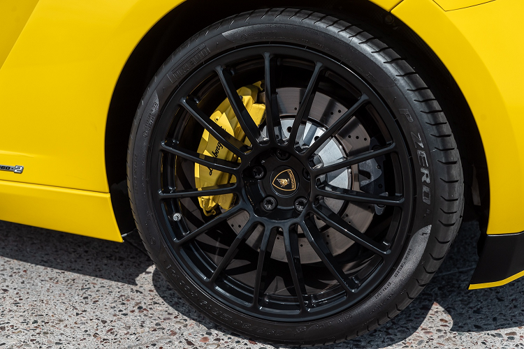 Mâm xe Scorpius đa chấu được trang bị tiêu chuẩn với kích thước 19 inch, thông số lốp 235/35 cho cầu trước và 295/30 cho cầu sau.