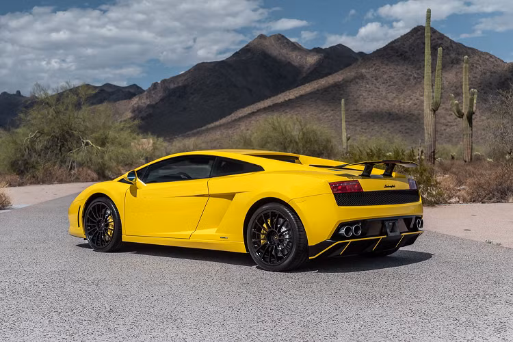 Tất cả 90 chiếc Gallardo LP560-2 50th Anniversario đều có màu sơn gốc trắng Bianco Opalis. Chiếc xe đã được dán lại decal vàng toàn bộ thân xe cùng một số chi tiết.