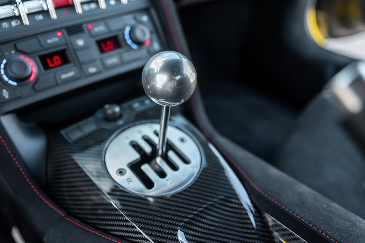 Cần số được làm từ hợp kim nhôm có thiết kế khá đơn giản. Bệ tựa tay trung tâm của xe được làm từ sợi carbon. Là một mẫu xe thể thao, Gallardo vẫn được trang bị nhiều tính năng tiện nghi như hệ thống định vị, camera lùi, cửa sổ chỉnh điện, hệ thống âm thanh...